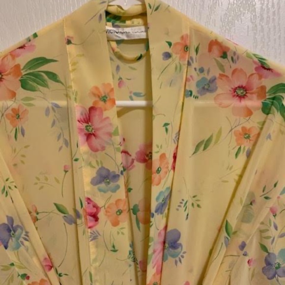 Victoria's Secret Other - LIKE NEW! Women's Victoria's Secret Yellow Floral Chiffon Short Robe - OS